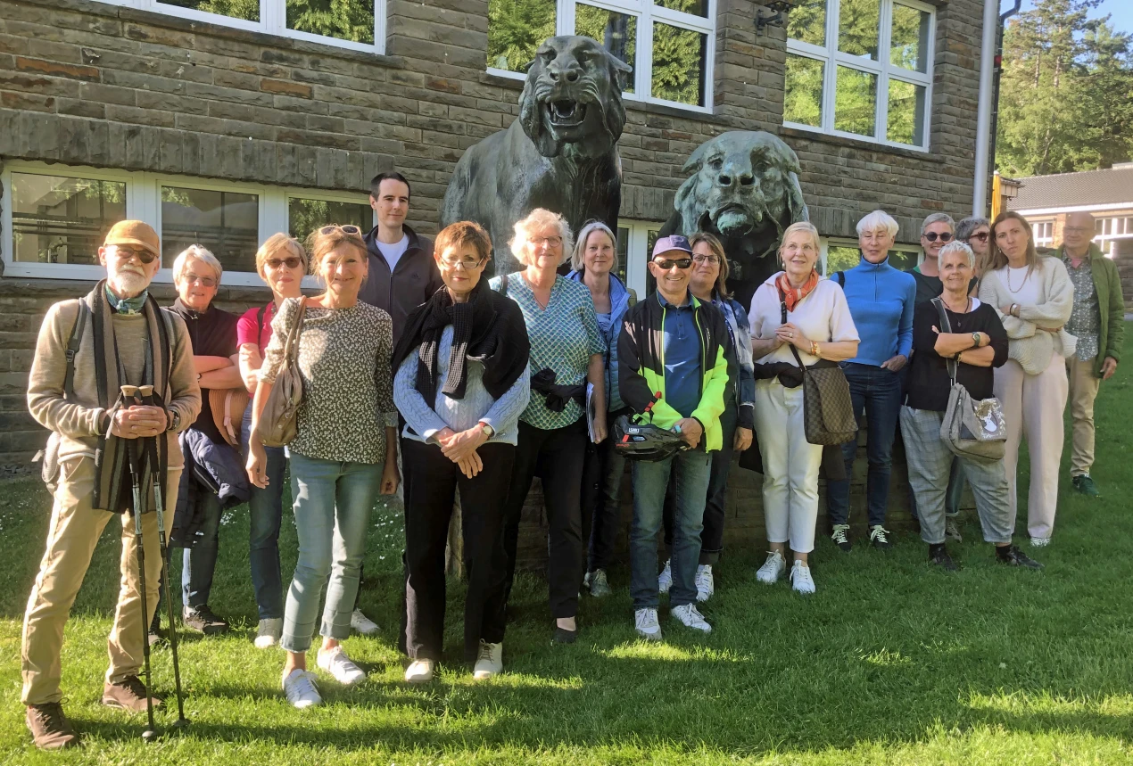 Beim Kunstspaziergang in Lindlar haben die Teilnehmenden Informationen zu Kunstwerken im öffentlichen Raum und zur Orts- und Industriegeschichte erhalten. (Foto: OBK) 