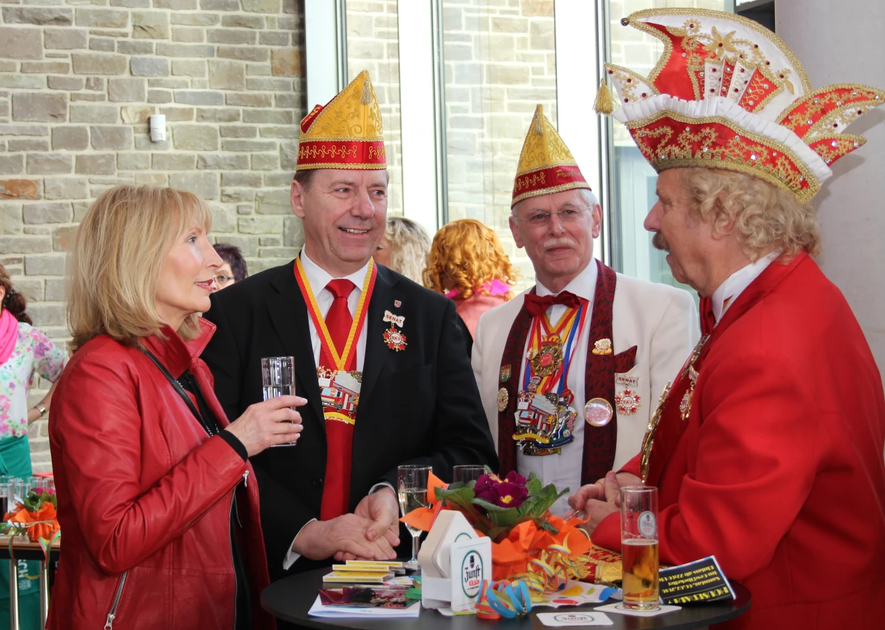 Landrat Jochen Hagt mischt sich mit Lebensgefährtin Angelika Bockemühl unter die Narren. (Foto: OBK)