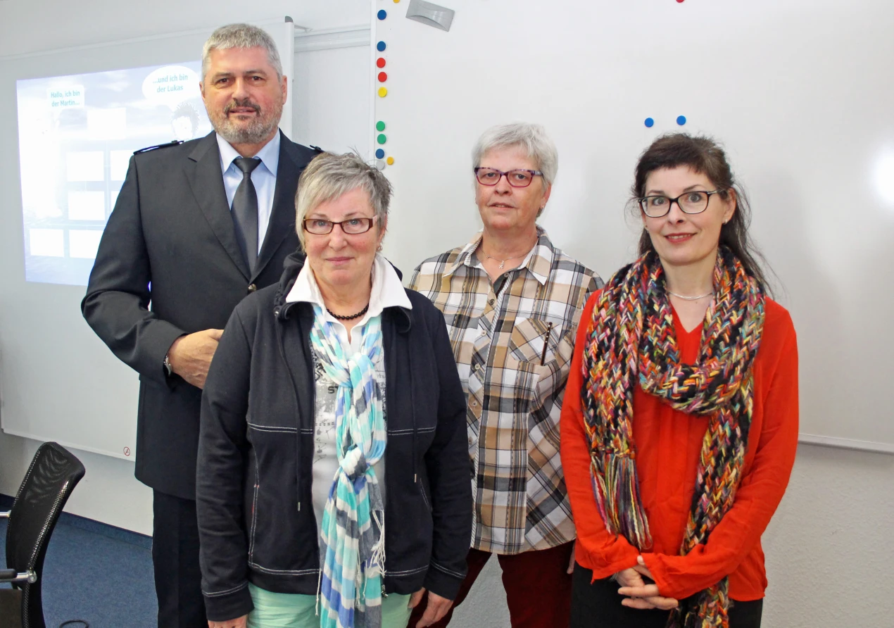 Das Team des neuen Projekts für mehr Seniorensicherheit: Jürgen Poschner von der Kreispolizeibehörde sowie Margareta Coenen, Brigitte Vandenherz-Siebel und Sylvia Asmussen (von l.) von der Ehrenamtsinitiative Weitblick. (Foto: OBK)