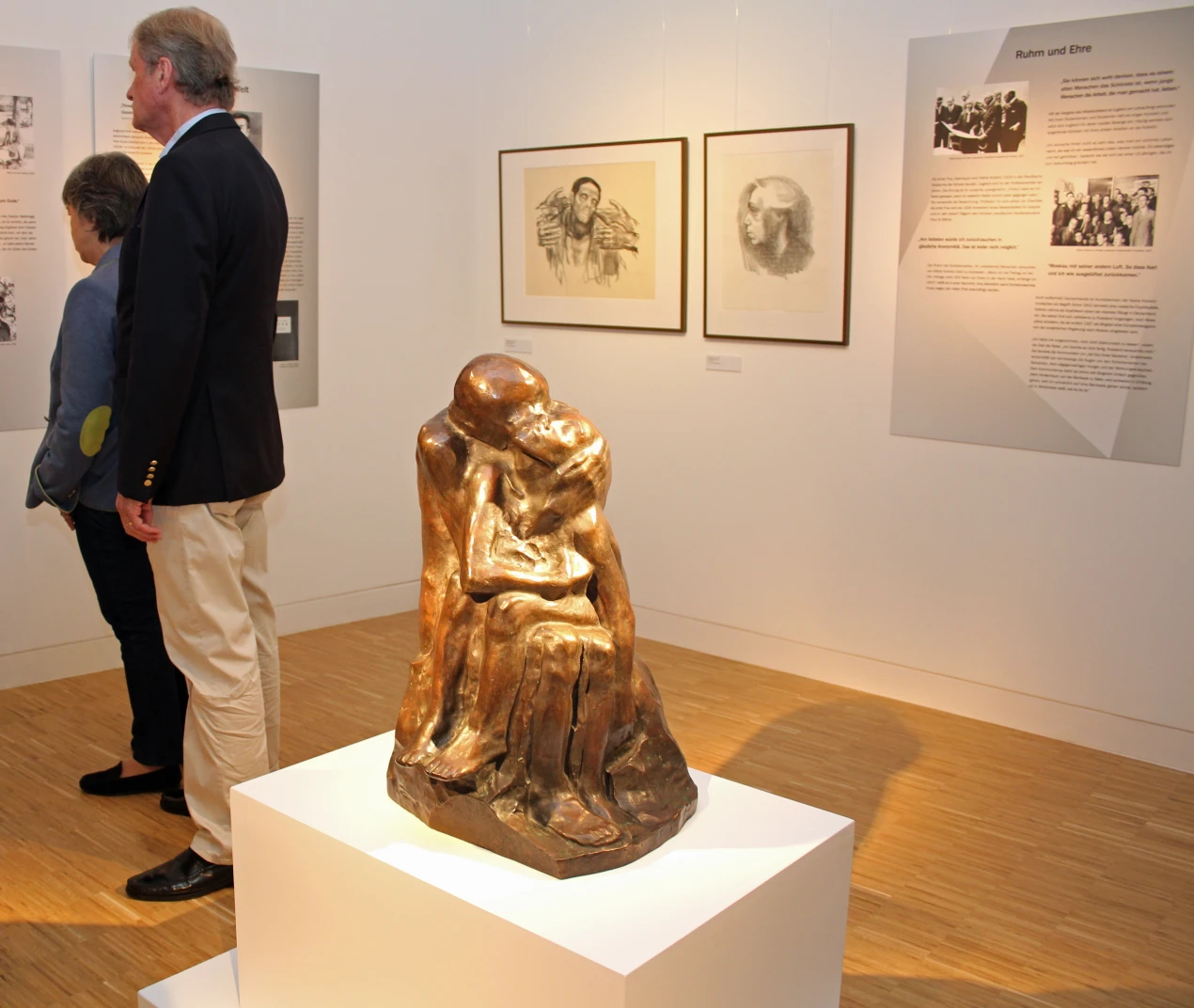 Die "Große Liebesgruppe" von 1913 zählt zu den bedeutenden Plastiken von Käthe Kollwitz. Im Hintergrund ihre Radierung "Helft Russland" mit der die Künstlerin die Hungersnot im Osten beklagt und ein selbstportrait Käthe Kollwitz' (Foto:OBK).