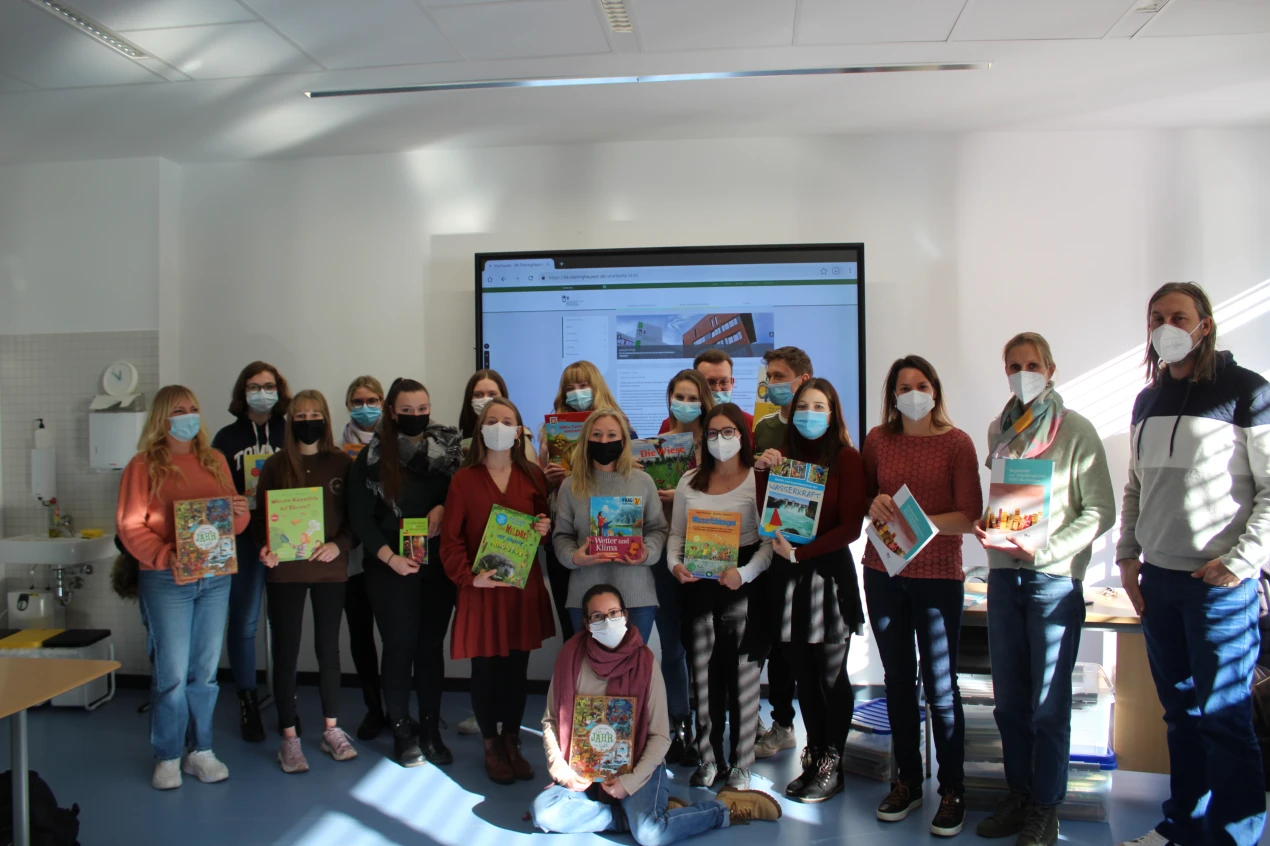 Die Klasse PIA 00 des Berufskollegs Dieringhausen freut sich über die Bücher der Oberbergischen MINT-Bilderbuchboxen. (Foto: OBK)