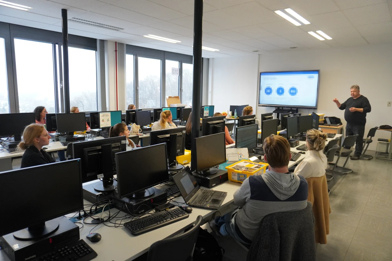 Ungewöhnliches Unterrichtsmaterial: die Grund- und Förderschullehrerinnen und -lehrer informierten sich, wie sie mit den LEGO®-Bausätzen spielerisch das Interesse der Kinder an MINT-Fächern wecken können. (Foto: OBK)