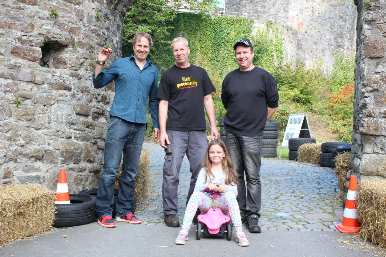 Steffen Müller, Schloss Homburg; Bernd Thoma, 1. Vors. des Bobby-Car-Sport-Verband e.V.; Club-Kollege und Rennfahrer Holger Spät und seine Tochter Ronja Luise auf ihrem Elektro-Bobbycar. (Foto: OBK) 