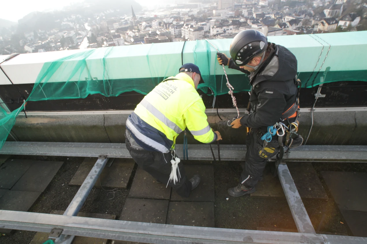 Auf dieser Stahlkonstruktion sollen die technischen Geräte zum Abhörschutz standsicher montiert werden (Foto:OBK)  