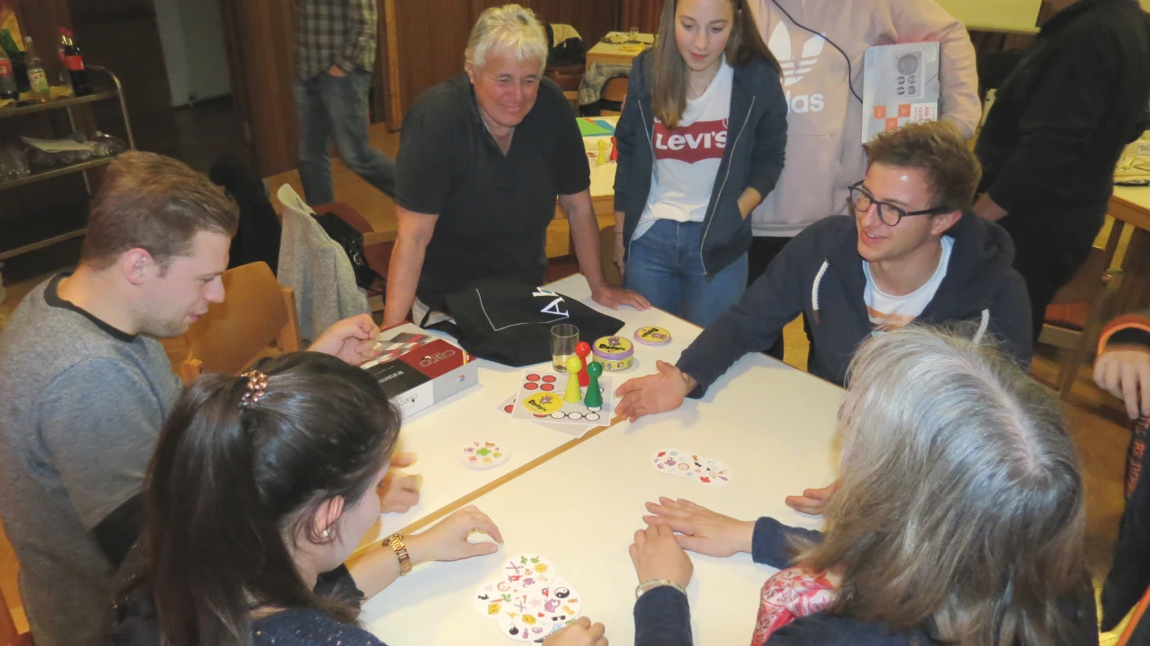 „Begegnen – Erleben – Bedanken“ - die Teilnehmenden setzten das Gerlernte in einer gemeinsamen Spielesituation um. (Foto: Kirchenkreis An der Agger)