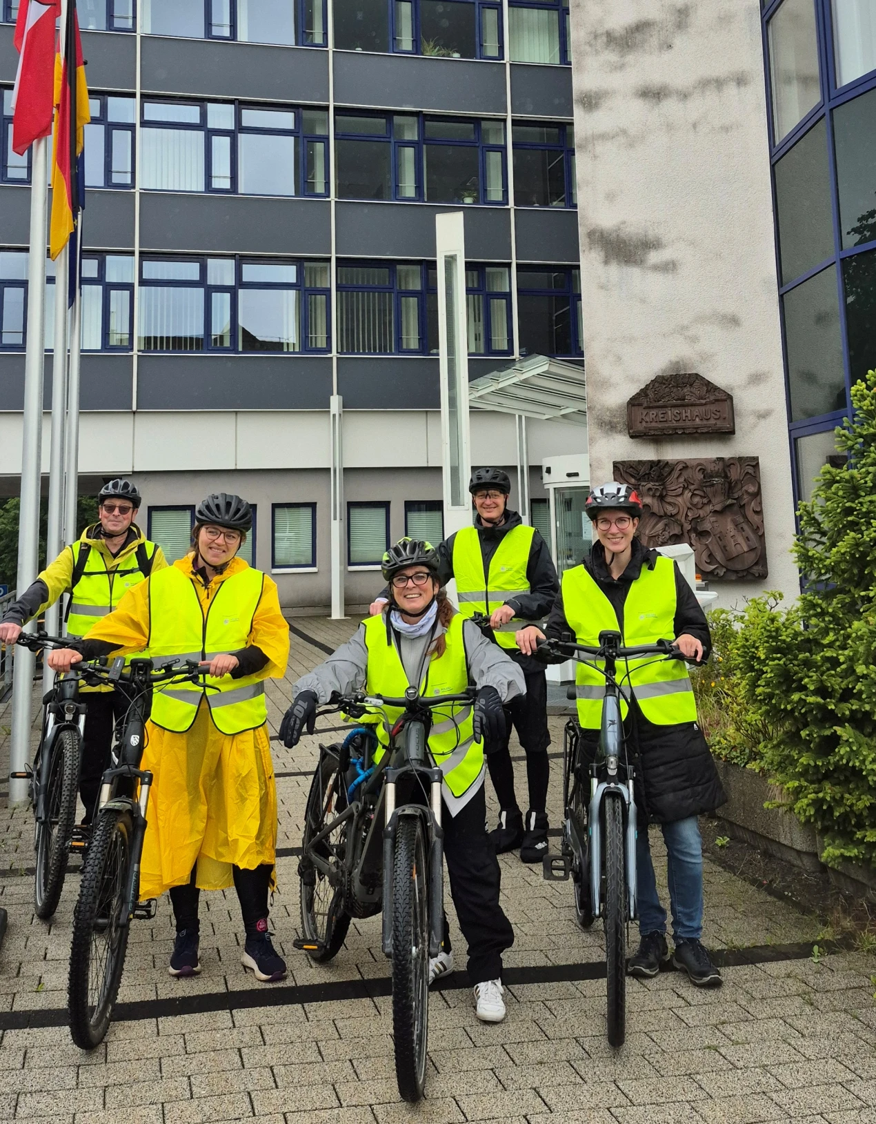 Fünf Mitarbeitende der Kreisverwaltung nutzten das außergewöhnliche Angebot der Betrieblichen Gesundheitsförderung und sammelten - im Rahmen der STADTRADELN-Aktion - auf der "Zielgeraden" noch einmal Kilometer. (Foto: OBK)