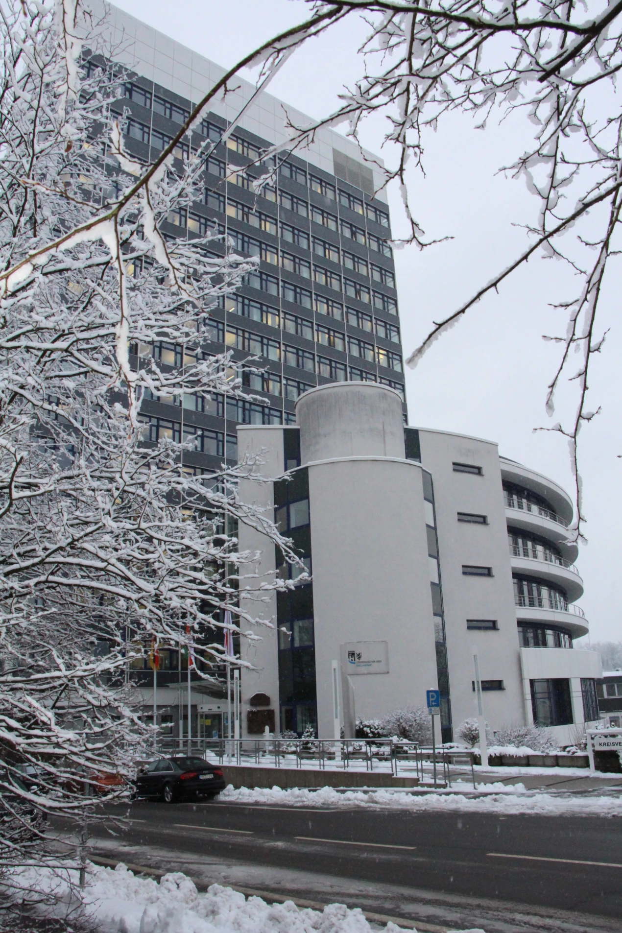 Angesichts sinkender Temperaturen, erster Schneefälle und steigender Glättegefahr auf den Straßen sind Anpassungen an die winterliche Witterung sinnvoll - nicht nur im Straßenverkehr. Archivfoto: OBK)