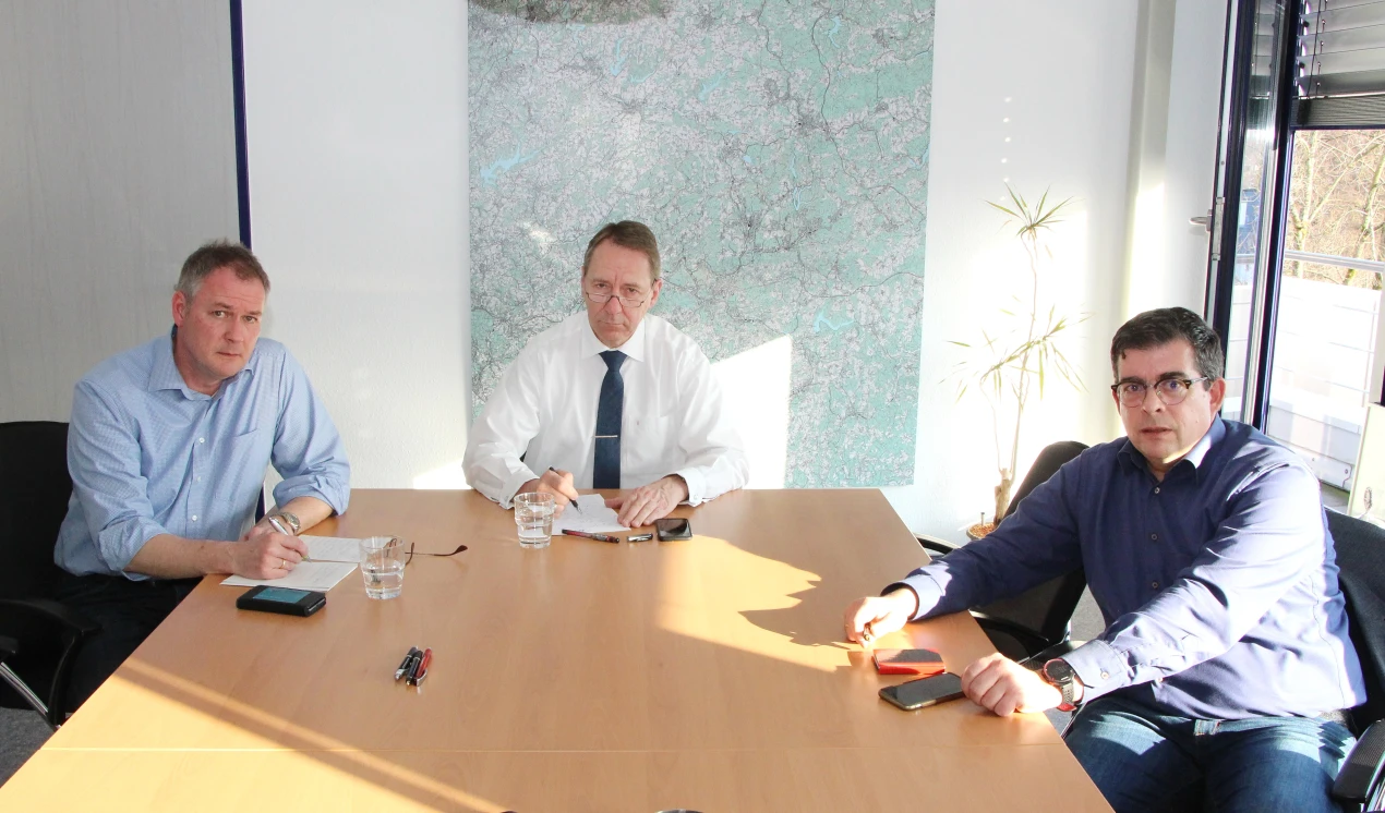 MdB Dr. Carsten Brodesser (v.l.), Landrat Jochen Hagt und Bürgermeister Frank Helmenstein. (Foto: OBK)