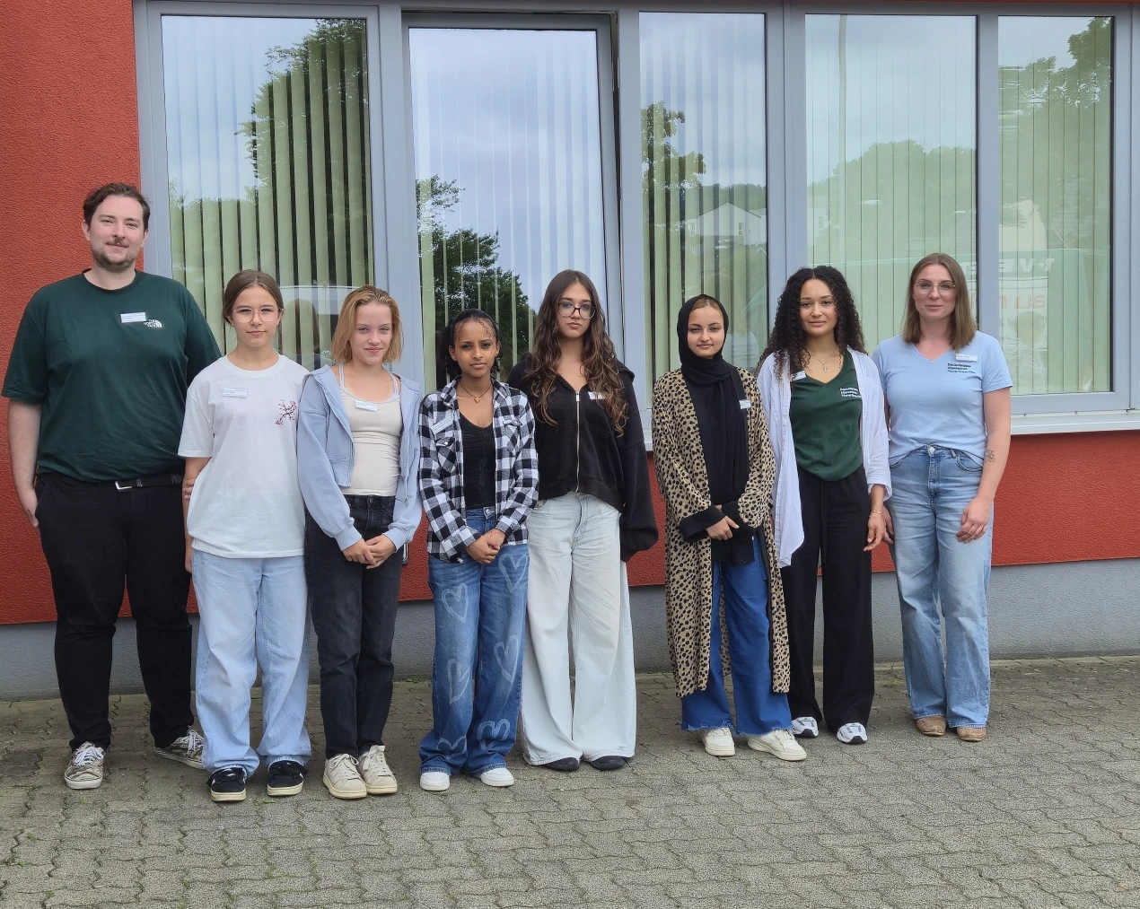 Von links: Jan Marter, Lehrer an der Gemeinschaftshauptschule Lindlar; die Schülerinnen Emily Rautenbach, Emma Müller, Arsema Teame Russom, Ikra Dogan und Najia Fazli sowie die Auszubildende Lorena Vargas Almonte und die Ausbildungskoordinatorin Jennifer Poddan trafen sich zu Berufsfelderkundung im Deutschordens- Altenzentrum Pfarrer-Braun-Hauses. (Foto: OBK)