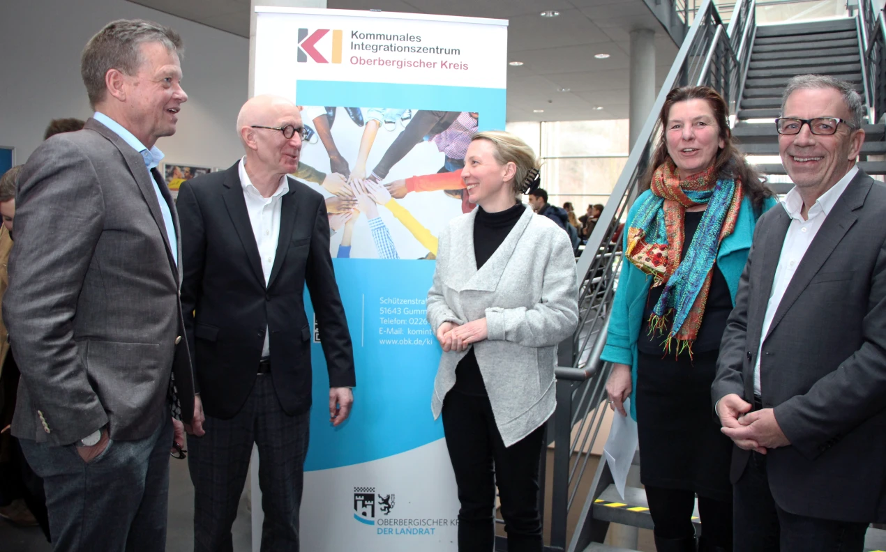 Lockerer Austausch zwischen den Organisatorinnen und Referenten (v.l.n.r.): Bernd Theunissen, Leiter des Grundschulseminars des Zentrums für schulpraktische Lehrerausbildung Engelskirchen; Prof. Josef Leisen; Suse Düring-Hesse, Leiterin des KI; Dorothea Wirtz, abgeordnete Lehrerin im KI und Schulrat Thomas Gunkel. (Foto: OBK)     