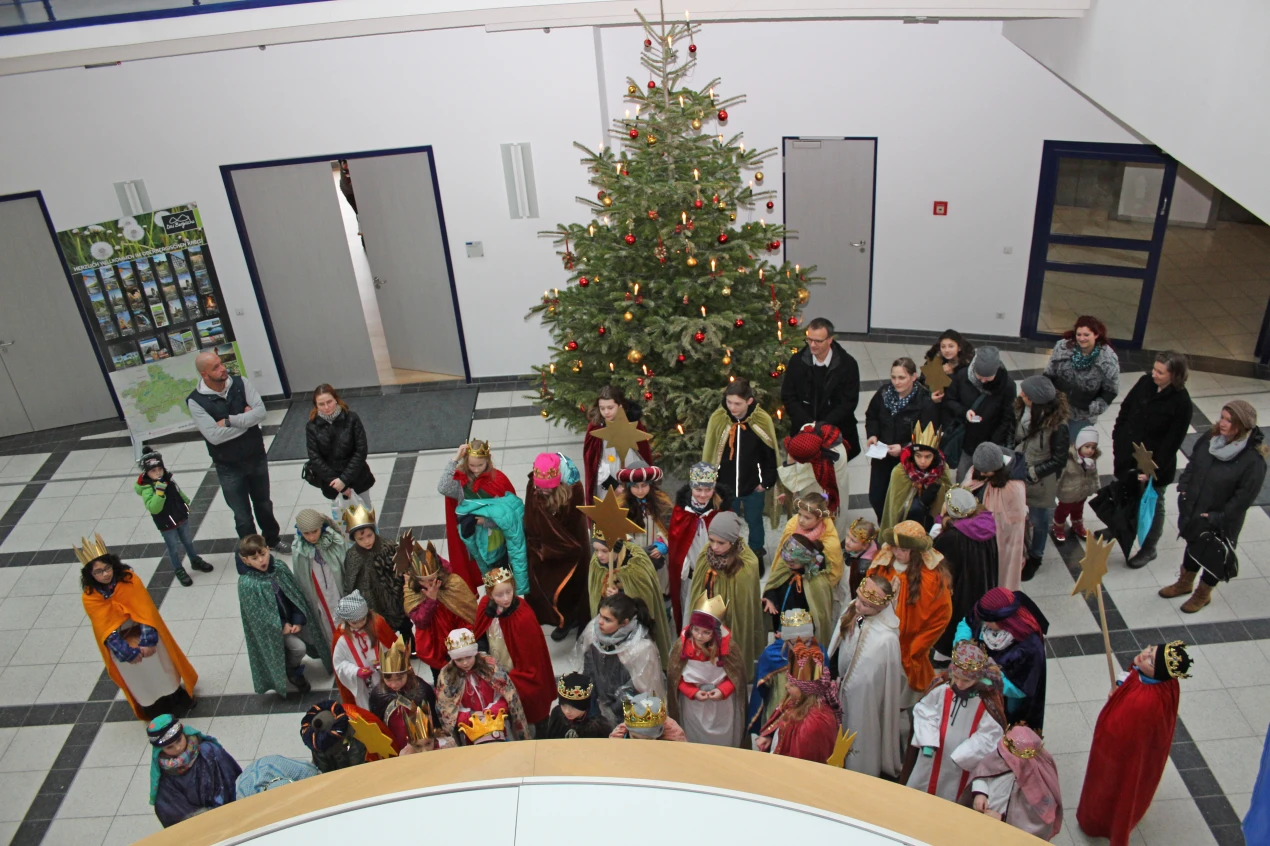 Die Sternsinger der Gummersbacher Kirchengemeinde St. Franziskus machten im Kreishaus Halt. (Foto: OBK)
