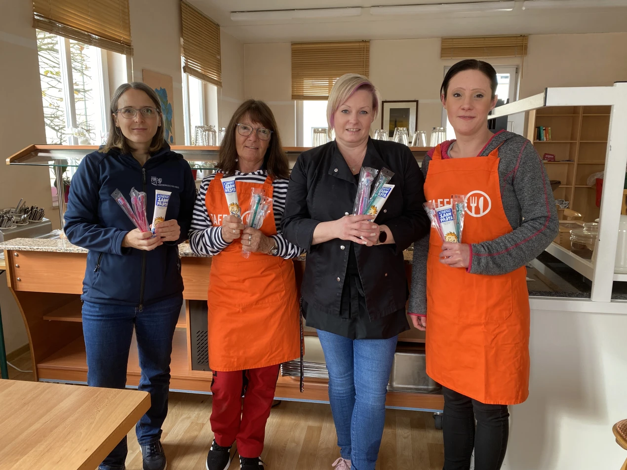 Dr. Beatrice Koller (li.) übergibt die Spende an Jennifer Bußmann,  Ursula Blum und Melanie Müller. (Foto: OBK)
