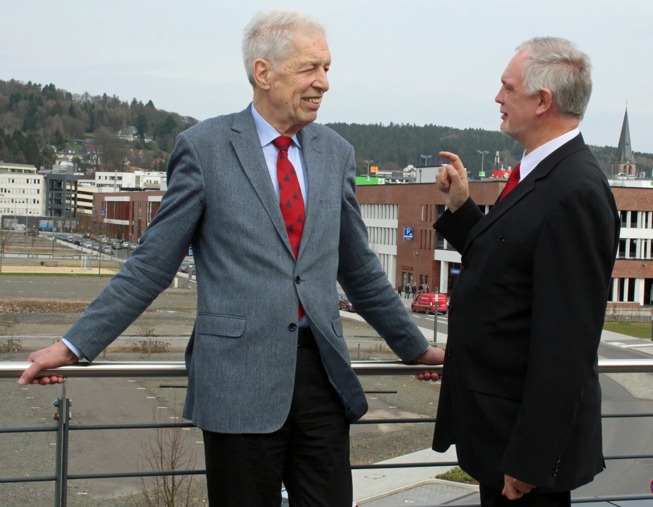Beeindruckt von der Revitalisierung des Steinmüller-Geländes: Dr. Henning Scherf tauscht sich mit Uwe Stranz über Quartiersmanagement im Oberbergischen aus. (Foto: OBK)