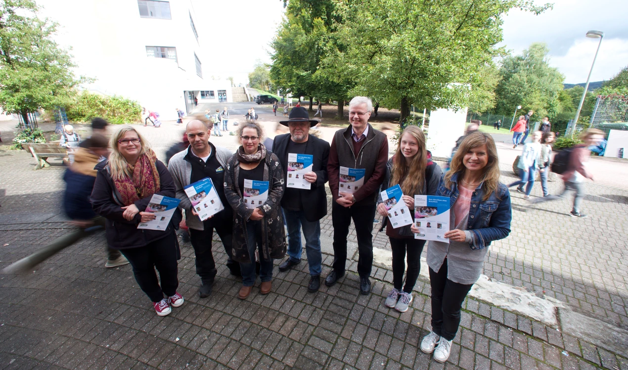 Wie an der Gesamtschule Marienheide verteilen die Studien- und Berufswahlkoordinatoren an die Achtklässler die Kreisbroschüre „Kein Abschluss ohne Anschluss“. (Foto: OBK)
