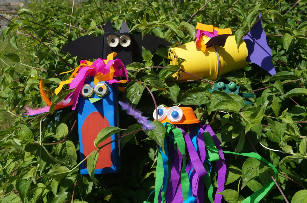 Kinder basteln phanatasievolle Tiere aus Recyclingmaterialien in der FerienWerkstatt auf Schloss Homburg. (Foto: Museum und Forum Schloss Homburg)
