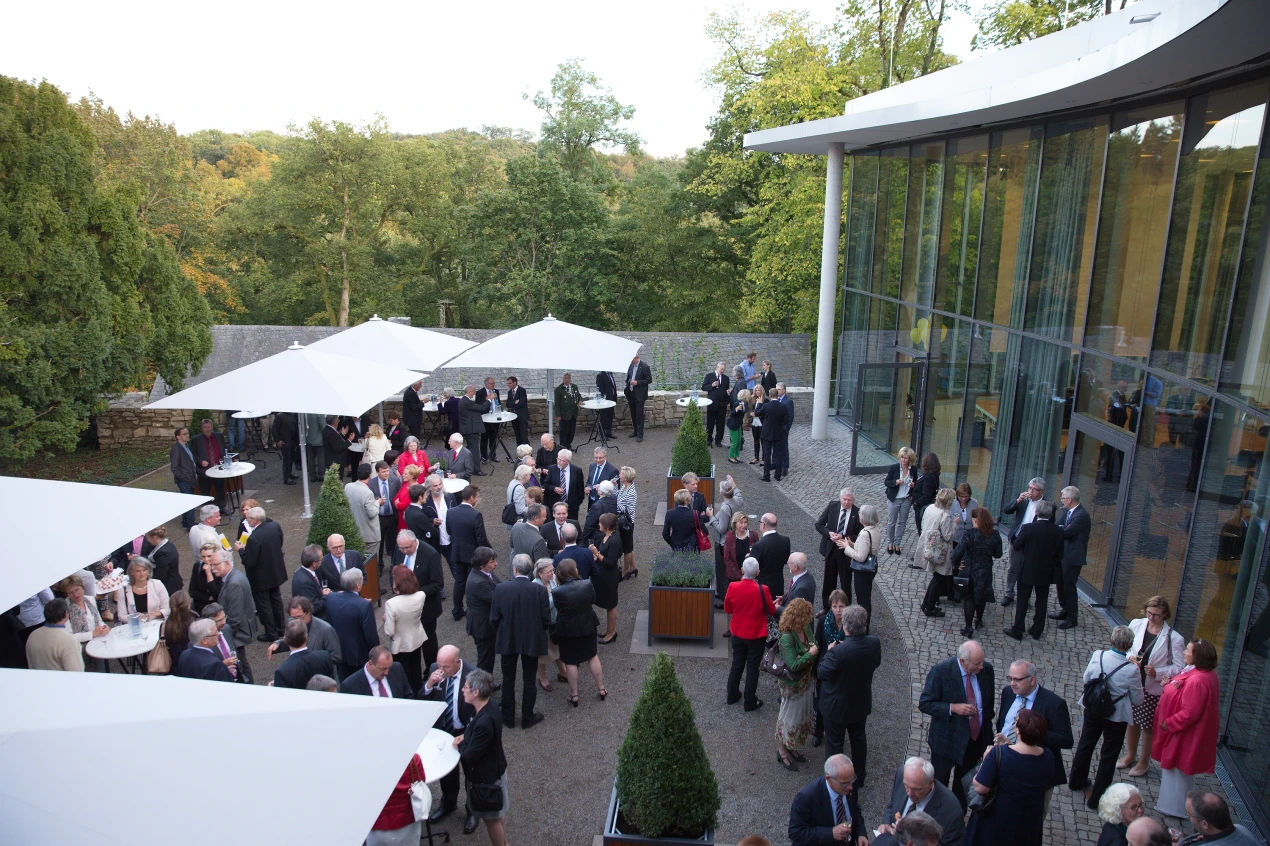 Im Rahmen des Festaktes konnten viele Gäste im Barockgarten an der Neuen Orangerie verweilen. (Foto:OBK)