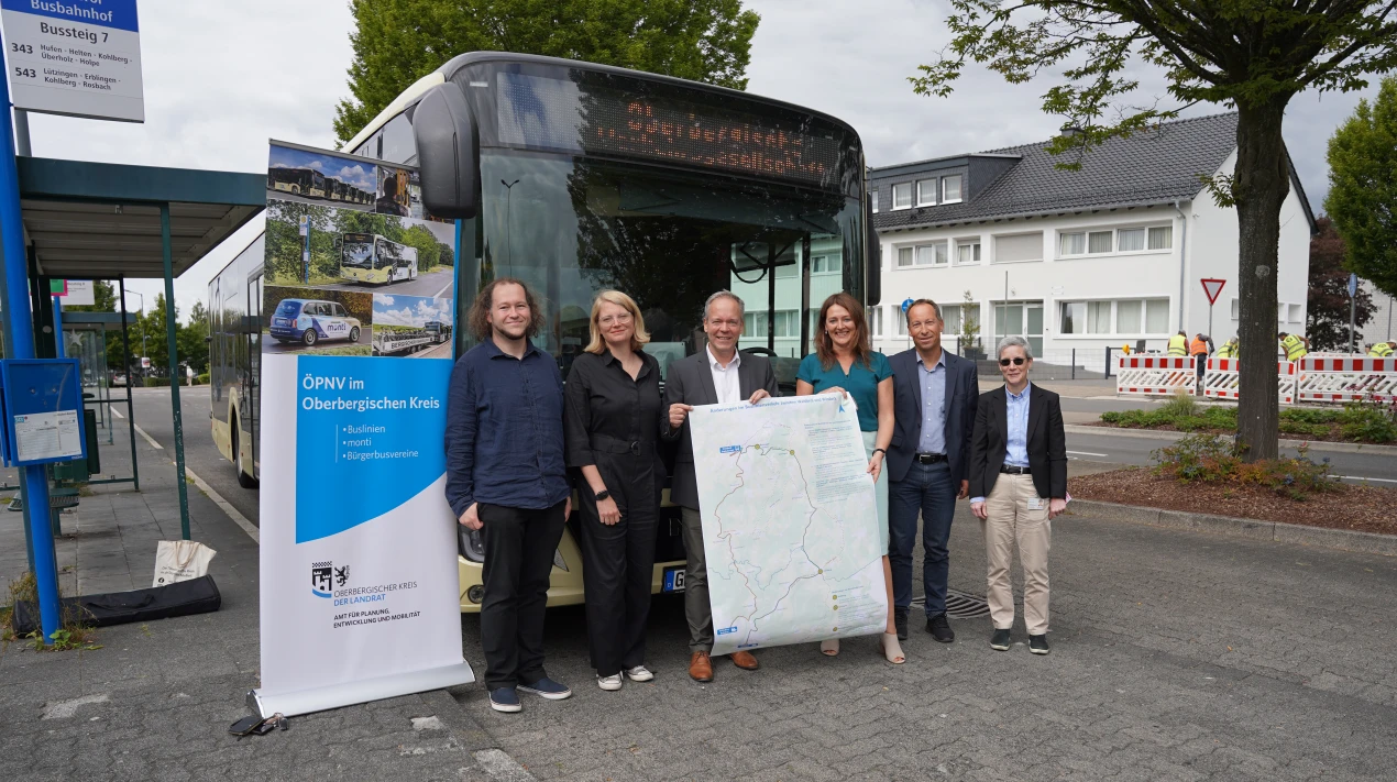 Marcel Weber (Amt für Planung, Entwicklung und Mobilität des OBK), Alexandra Gauß (Bürgermeisterin Gemeinde Windeck), Klaus Grootens (Kreisdirektor OBK), Larissa Weber (Bürgermeisterin Stadt Waldbröl), Frank Herhaus (Planungsdezernent des OBK), Corinna Güllner (Geschäftsführerin der OVAG) (Foto: OBK)