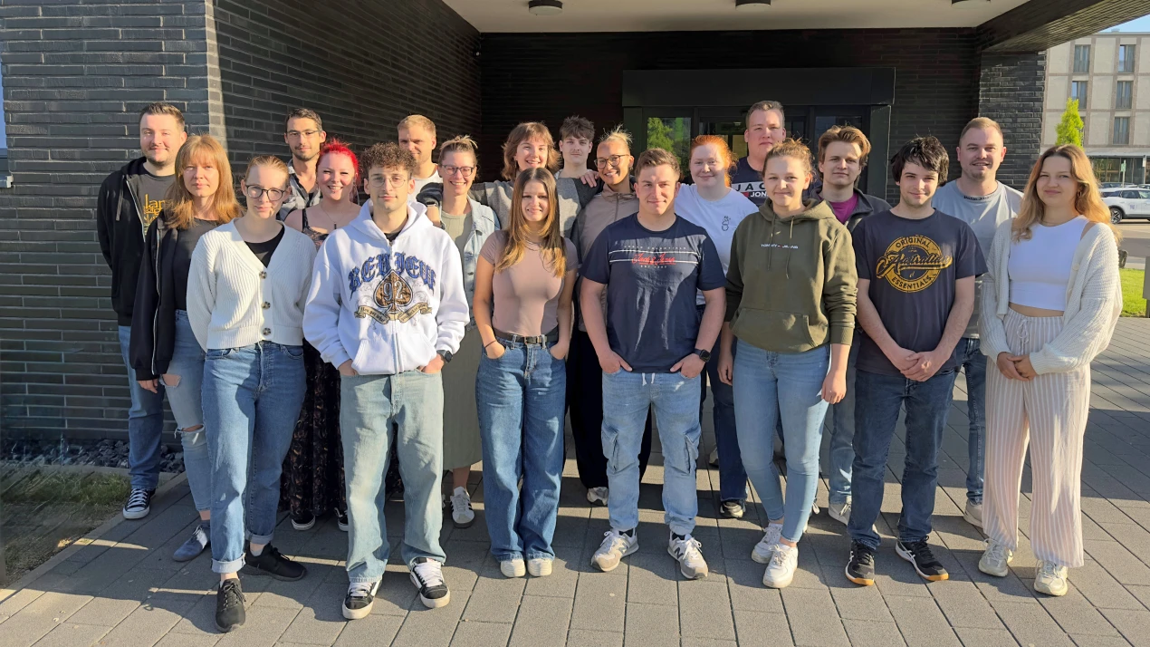17 angehenden Notfallsanitäterin bzw. zum Notfallsanitäter (m/w/d) haben ihre Ausbildung beim Kreis begonnen. (Foto: OBK/Andreas Selbach)