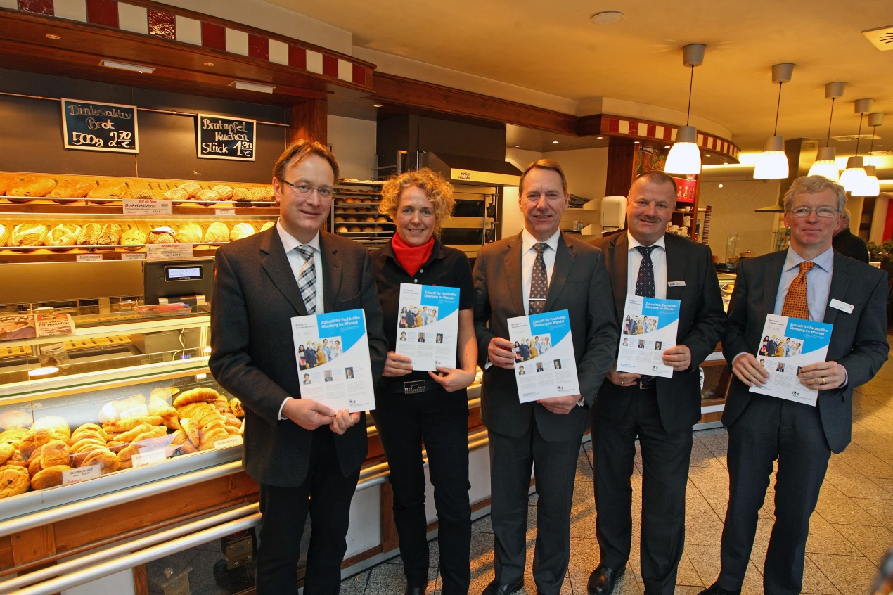 Marcus Otto (Hauptgeschäftsführer der Kreishandwerkerschaft Bergisches Land), Andrea Gießelmann (Geschäftsführung Bäckerei Gießelmann), Kreisdirektor Jochen Hagt, Michael Sallmann (IHK Köln, Geschäftsstelle Oberberg) und Dirk Hecking (Handwerkskammer Köln)