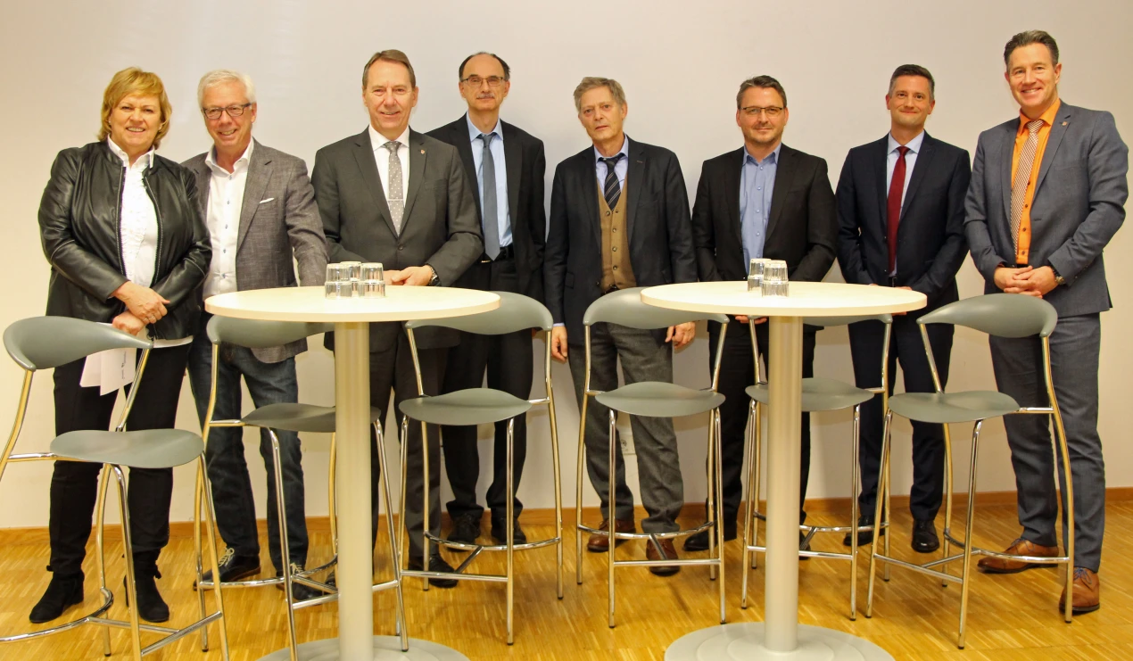 Information und Austausch über die Zukunft der Telemedizin im Oberbergischen Kreis (v.l.n.r.): Dr. Ursula Kriesten, Leiterin der AGewiS; Günter van Aalst, stellvertr. Vorsitzender DG Telemed; Landrat Jochen Hagt, Rainer Beckers, Zentrum für Telematik und Telemedizin, ZTG Bochum; Dr. Edmund Heller, Staatssekretär MAGS, NRW; Guido Breuer, Unternehmensbereich Ambulante Versorgung bei der AOK Rheinland/Hamburg; Sascha Klein, Geschäftsführer Klinikum Oberberg; Ralf Schmallenbach, Gesundheits- und Sozialdezernent des Oberbergischen Kreises. (Foto: OBK)  
