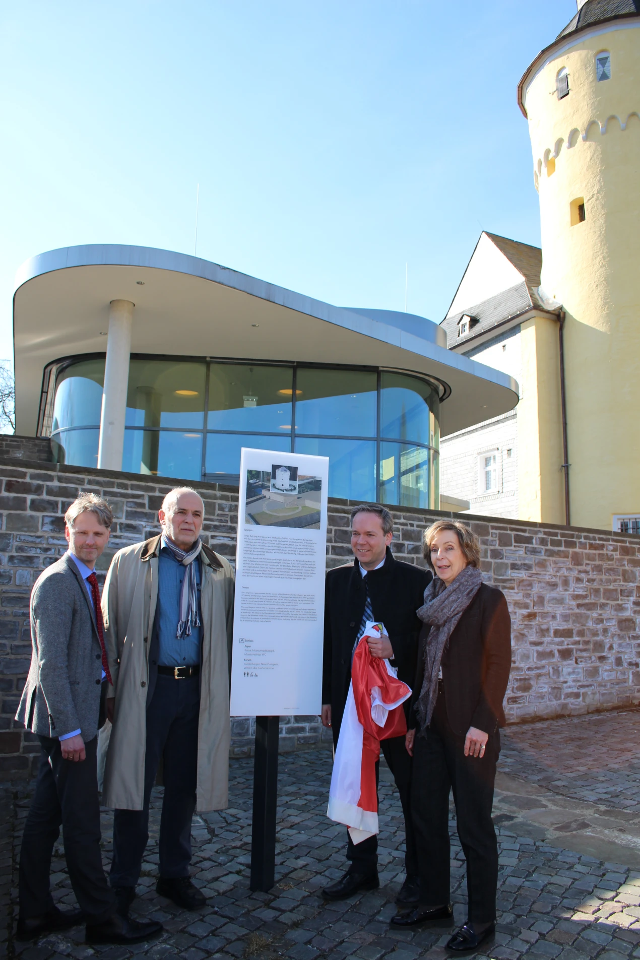 Glücklich über das fertiggestellte Besucherleitsystem bei der offiziellen Präsentation der ersten Stele (v.l.n.r.): Christian Brand, Geschäftsführer der Stiftungen Kreisparkasse Köln; Werner Krüger, Vorstandsmitglied des Fördervereins Schloss Homburg e.V.; Klaus Grootens, Kulturdezernent und Dr. Gudrun Sievers-Flägel, Leiterin des Kultur- und Museumsamtes. (Foto: OBK)