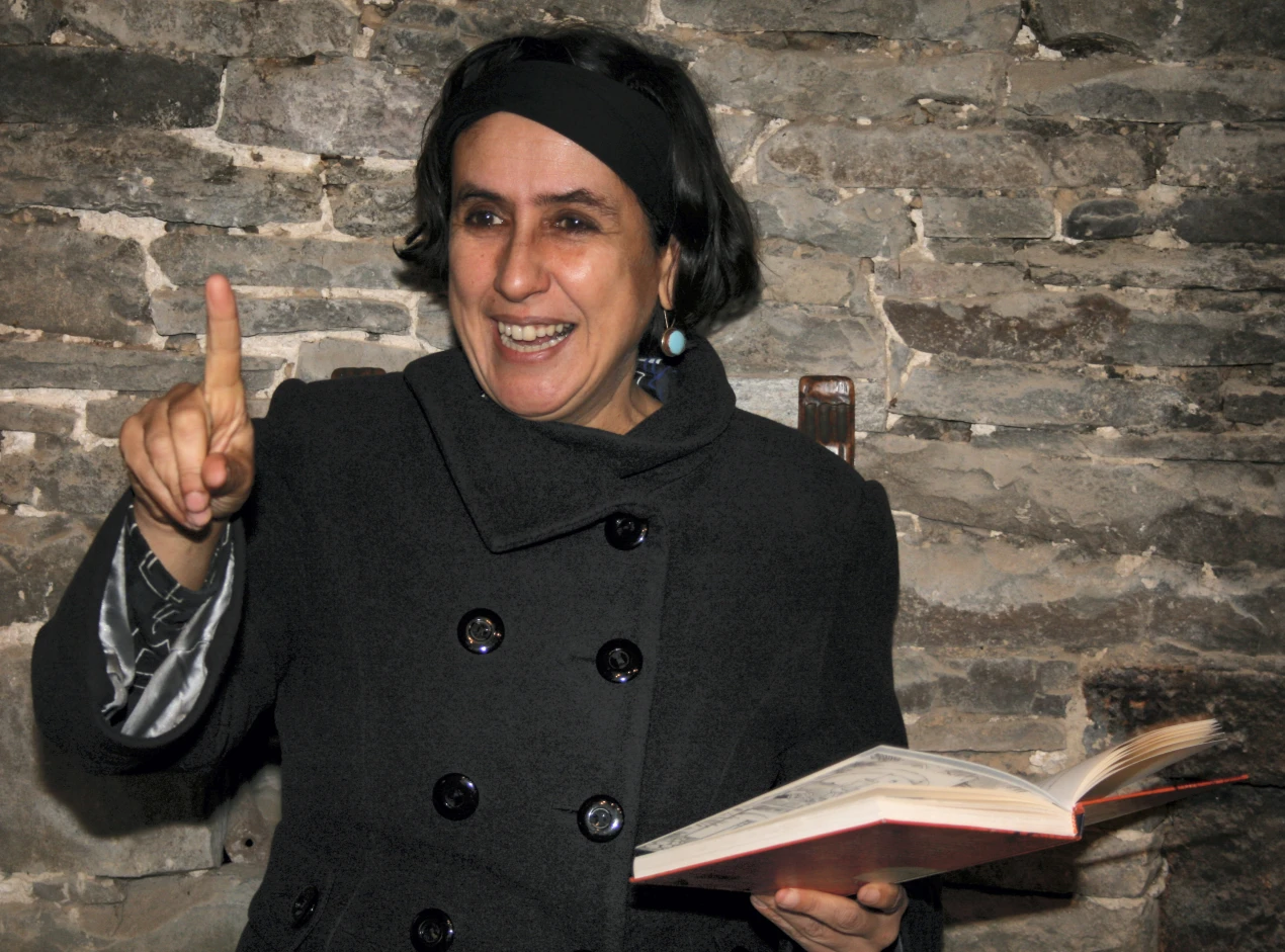 Mitreißend: Andrea Karimé liest unter anderem im historischen Bauernhaus Dahl in Marienheide-Müllenbach (Foto:OBK)