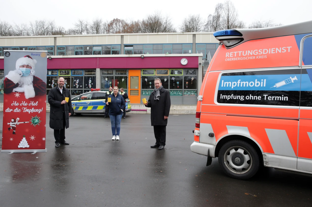 Hendrik Pilatzki (Präsident Rotary Club Gummersbach-Oberberg), Kaija Elvermann (Leiterin des Gesundheitsamtes) und Landrat Jochen Hagt werben für das Impfen gegen Covid 19. (Foto: OBK)