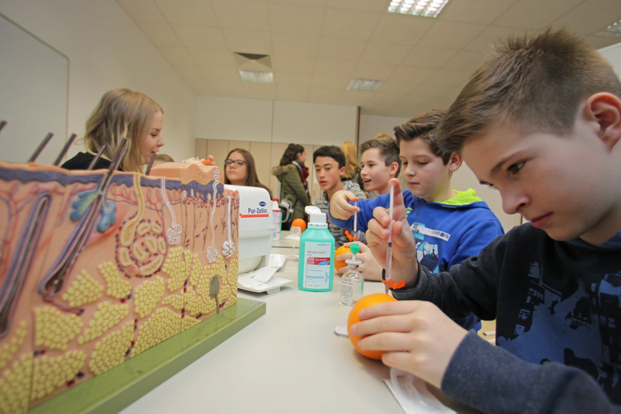 Im Gesundheits- und Bildungszentrum Oberberg durften die Schülerinnen und Schüler Spritzen setzen. (Foto: OBK)