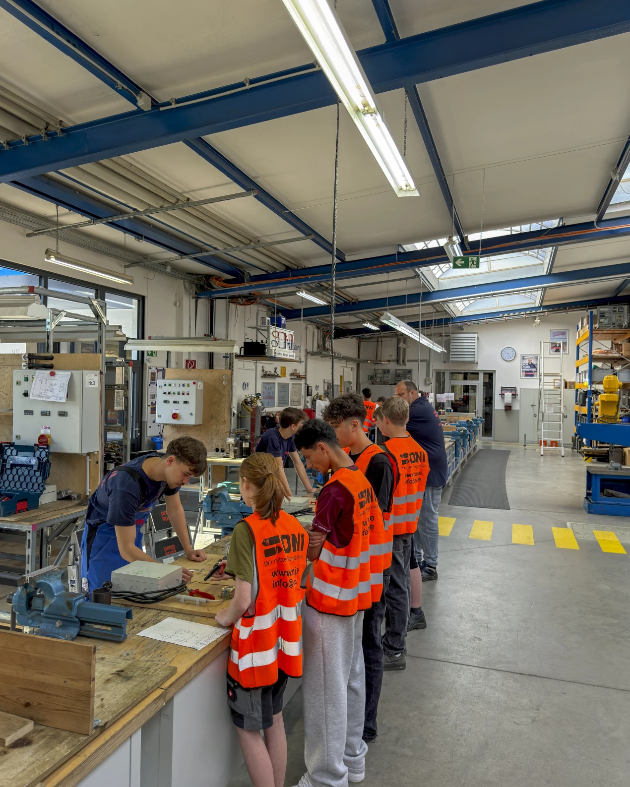 Vom Plan zur fertigen Schaltung: Bei der ONI-Wärmetrafo GmbH bauten Schüler und Schülerinnen der Gemeinschaftshauptschule Lindlar - unter fachkundiger Anleitung - eine elektrische Schaltung und erhielten dabei praktische Einblicke in technische und handwerkliche Berufe. (Foto: ONI-Wärmetrafo GmbH)