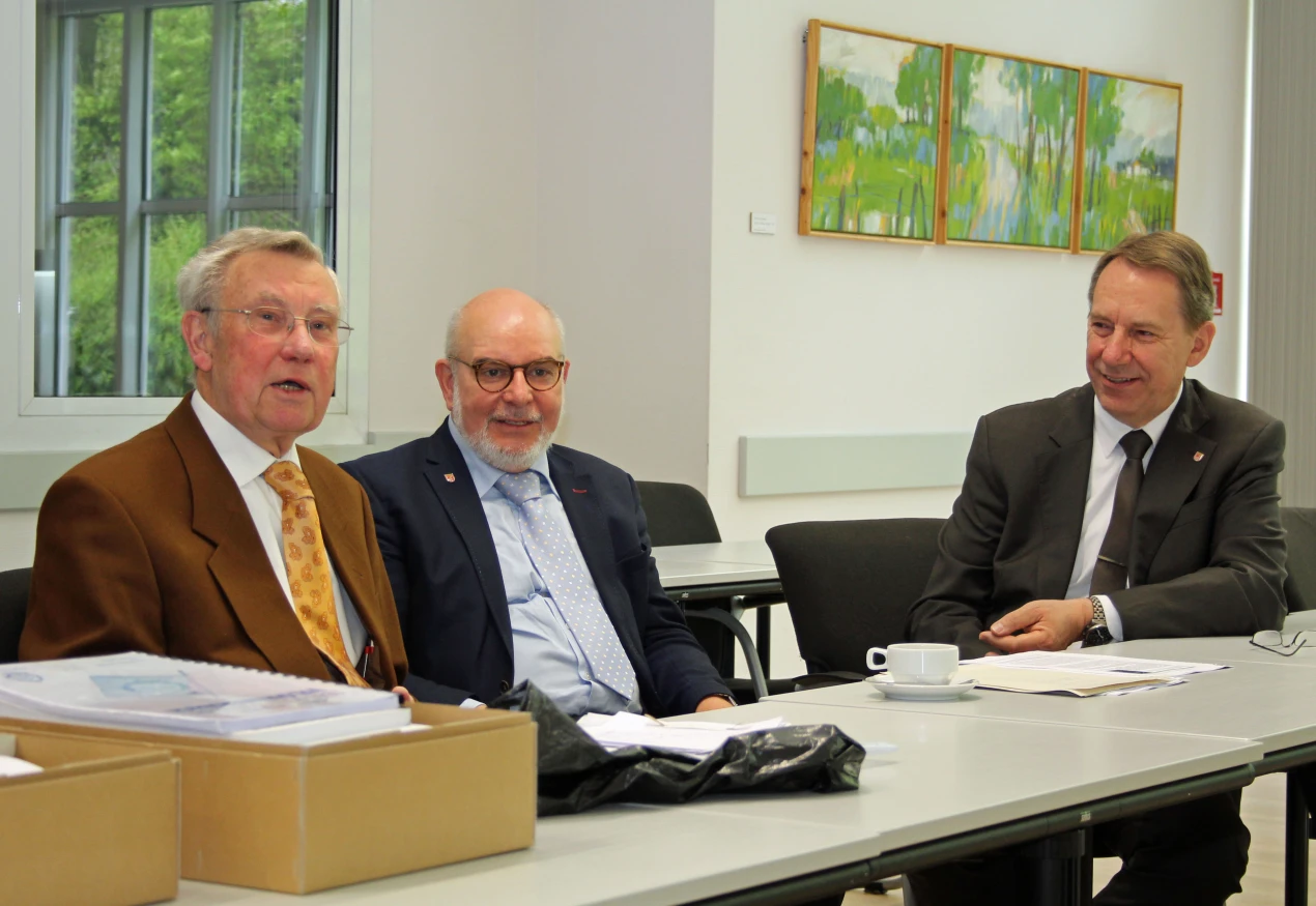 Zahlreiche Anekdoten gab Sammler Rolf Fiedler (l.) zur Freude von Kreisarchivar Gerhard Pomykaj und Landrat Jochen Hagt zum Besten. (Foto: OBK)   