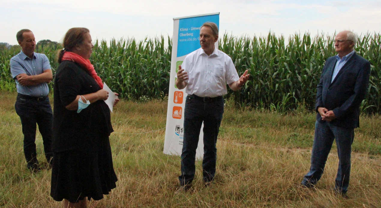Gemeinsam für den Klima- und Umweltschutz aktiv: Landrat Jochen Hagt (M.),Umweltdezernent Frank Herhaus (l.) und Heinz Kowalski, stellvertretender NABU-Landesvorsitzender (r.) stellten der Landes-Uumweltministerin Ursula Heinen-Esser die erfolgreichen Maßnahmen im Naturschutzgebiet in Lindlar vor. (Foto: OBK)  