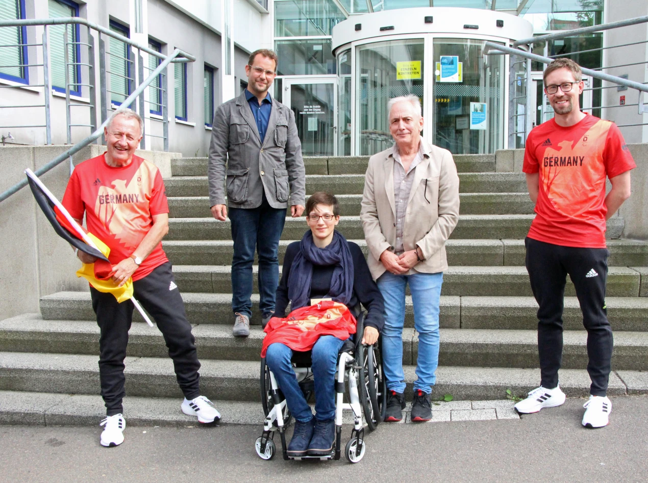 Der stellvertretende Landrat Tobias Schneider (2.v.l.) verabschiedet den Präsidenten des Deutschen Behindertensportverbands e.V. Friedhelm Julius Beucher (l.) und Pressereferent Kevin Müller (r.) zu den Paralympics in Tokio. Gleichzeitig wünscht er Janina Sommer und ihrem Ehemann und Trainer Achim Sommer viel Glück für die Paralympics 2024 in Paris. (Foto: OBK)