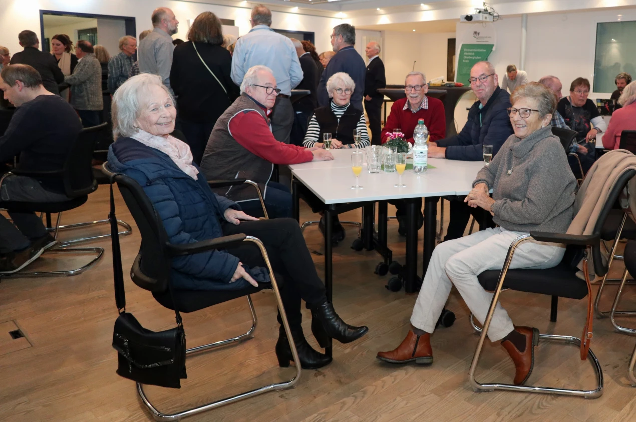 Mehr als 80 ehrenamtlich Aktive der Weitblick Repair-Cafés kamen beim Jubiläumsempfang miteinander ins Gespräch. (Foto: OBK)  