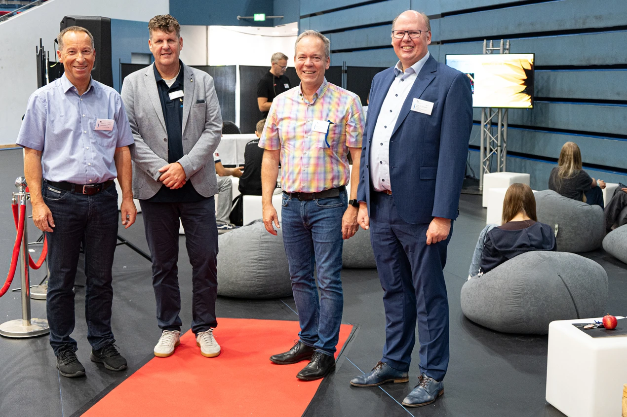 Der Aktionsbereich in der Messehalle kam gut an. Hier zeigten Unternehmen praxisnah, was zukünftige Auszubildende oder Dualstudenten erwartet. (Foto: OBK)
