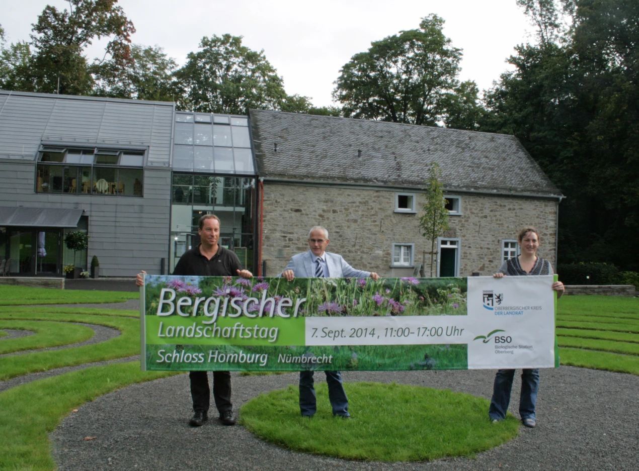 Werben für den Bergischen Landschaftstag 2014 (v.l.n.r.): Frank Herhaus, Leiter der Biologischen Station Oberberg; Dr. Christian Dickschen, Umweltdezernent des Kreises; Christiane Mattil, Biologische Station Oberberg (Foto:OBK)  