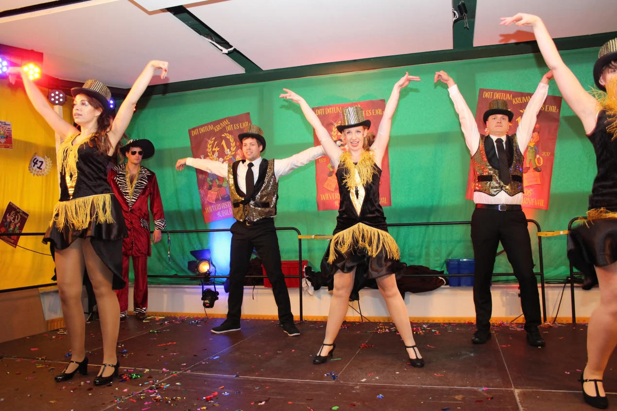 ... auch die "Mönche" haben sich in attraktive Tanzpartner verwandelt. (Foto: OBK)