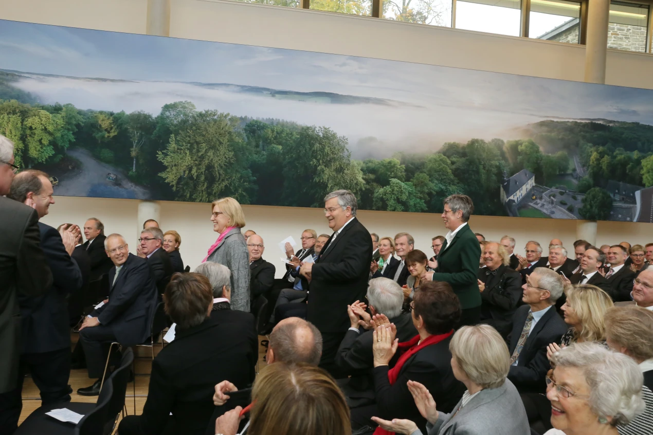Zusammen mit seinen Stellvertreterinnen Ursula Mahler und Monika Hüttenmeister betrat der scheidende Landrat Hagen Jobi die neue Orangerie. (Foto: OBK)