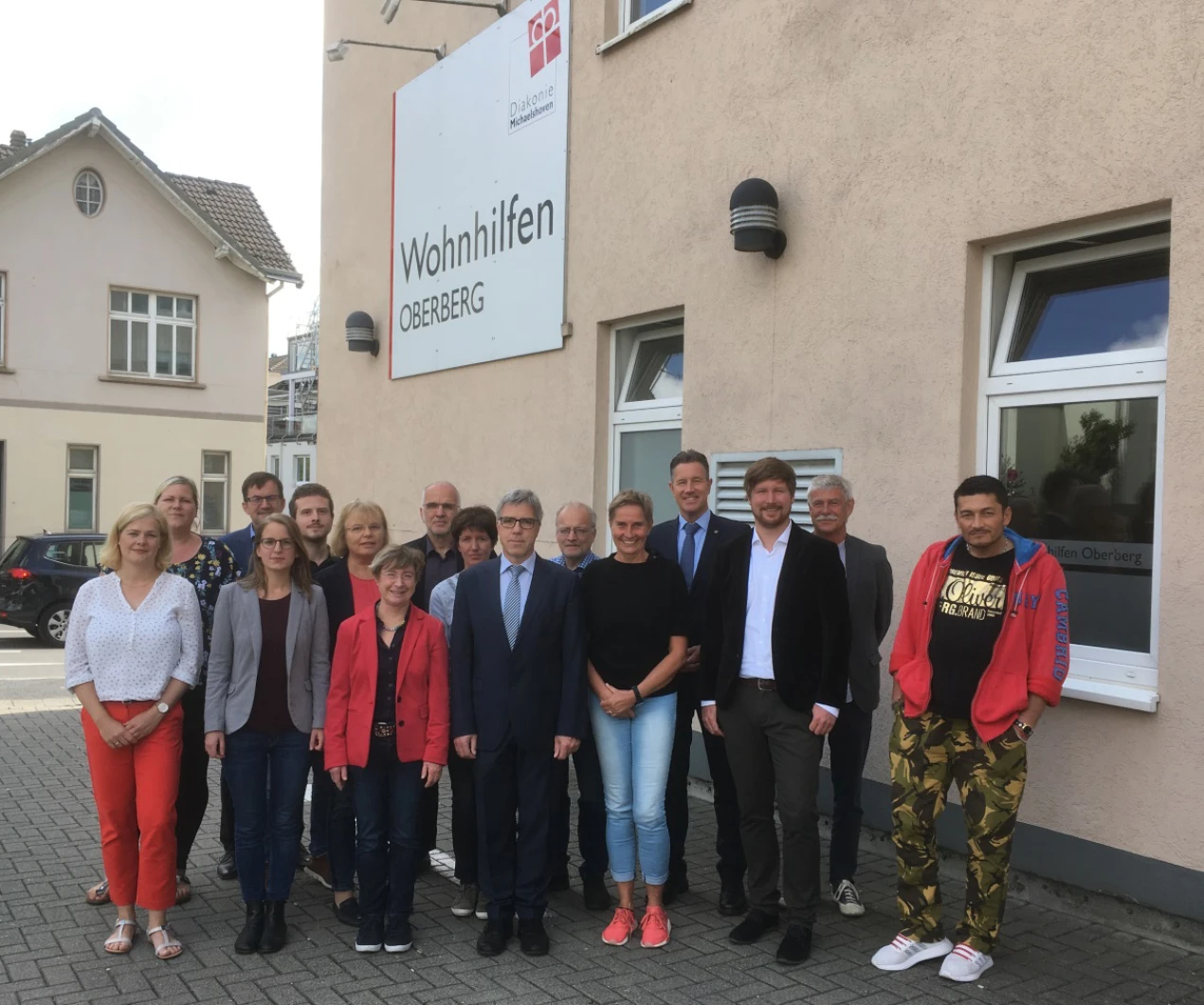 Von links nach rechts: Stefanie Baum (Landschaftsverband Rheinland), Lisa Heister- Voigt(Mitarbeiterin Prävention), Jürgen Thomas(Referent Ministerium für Arbeit, Gesundheit und Soziales Nordrhein- Westfalen), Nina Schlüter(Evaluation, StadtRaumkonzept Dortmund), Morten Kochhäuser(Mitarbeiter Prävention, Wohnhilfen Oberberg), Karin Keller(Leiterin Soziale Dienste des Gesundheitsamts, Oberbergischer Kreis), Gabi Schmidt( Referatsleiterin, Ministerium für Arbeit, Gesundheit und Soziales Nordrhein- Westfalen), Wilfried Fenner(Projektleiter), Kerstin Hartwich(Mitarbeiterin Prävention), Dietmar Kascha(Leiter des Amtes für soziale Angelegenheit OBK), Andreas Zimmermann(Abteilungsleiter, Landschaftsverband Rheinland), Susanne Hahmann(Geschäftsbereichsleiterin der Wohnhilfen Oberberg), Ralf Schmallenbach(Dezernent für Gesundheit und Soziales OBK), Alexander Sbosny(Evaluation, StadtRaumkonzept Dortmund), Dr. Ekke- Ulf Ruhstrat(Wissenschaftliche Begleitung, Gesellschaft für innovative Sozialforschung und Sozialplanung Bremen), Sergei Schmunk( Bewohnervertreter). (Foto: OBK)