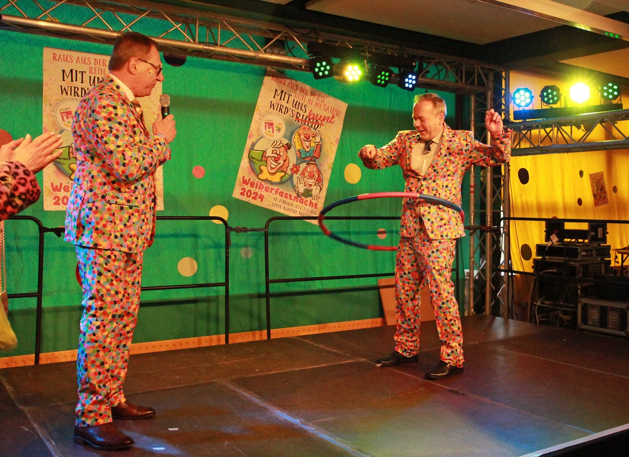 Kreisdirektor Klaus Grootens zeigte eine perfekte Hula Hoop Vorführung unter tosendem Beifall. (Foto: OBK)