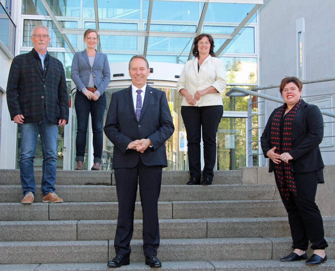 Hilfe für Helfende, damit Kinder weiterhin Unterstützung finden ( v.l.n.r.): Hubertus Vierschilling (stellv. Vorsitzender Vorstand Lebensfarben e.V.), Jacqueline Linnenkohl (Studentin der Sozialen Arbeit im OBK-Semester-Praktikum), Landrat Jochen Hagt, Birgit Steuer (Leitung Koordinierungsstelle Gesellschaftliche Entwicklung Oberbergischer Kreis) und Sandra Karsten (Geschäftsführende Vorsitzende Vorstand Lebensfarben e.V.). (Foto: OBK) 