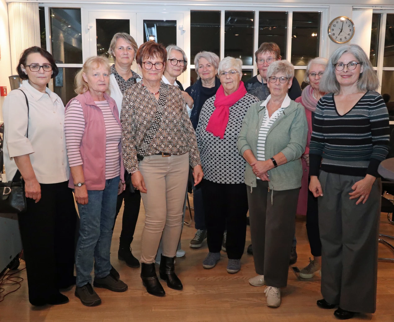 Sylvia Asmussen, Leiterin der Fachstelle Bürgerschaftliches Engagement des Oberbergischen Kreises bedankte sich bei den ehrenamtlichen Weitblick-Mitarbeiterinnen für ihren hervorragenden Service in den Repair-Cafés. (Foto: OBK)
