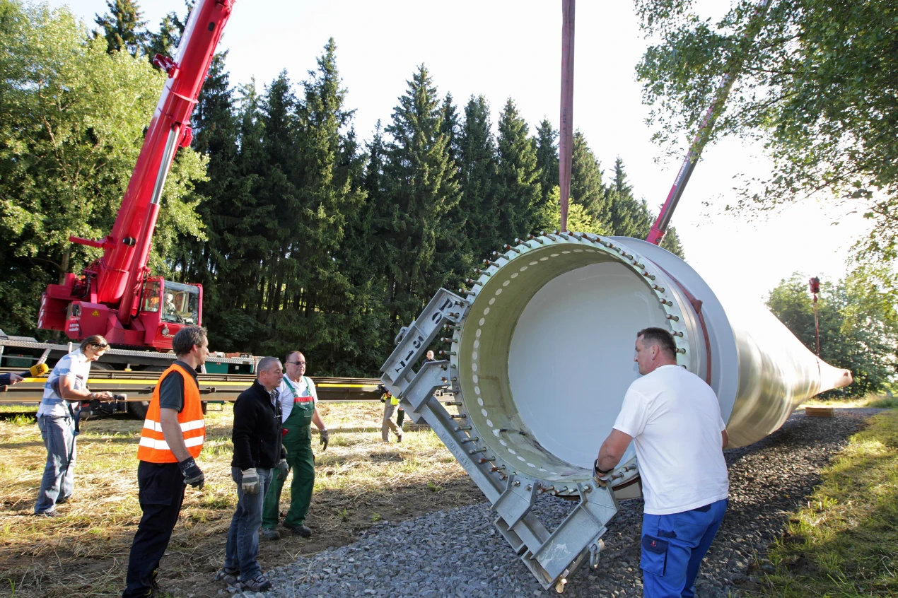 Mit viel Kraft wurde der Flügel in die richtige Position gebracht. (Foto: OBK)