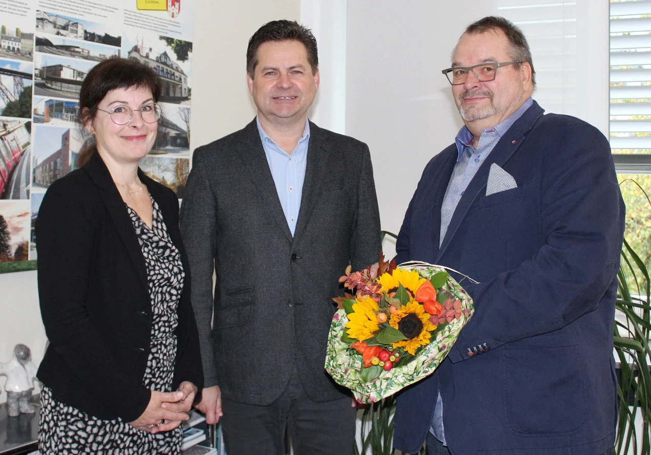 Sylvia Asmussen (Ehrenamtsinitiative Weitblick des Oberbergischen Kreises) und der Wiehler Bürgermeister Ulrich Stücker begrüßten Weitblick-Lotse Wolf Lauer (r.) in seinem Ehrenamt. (Foto: Stadt Wiehl)