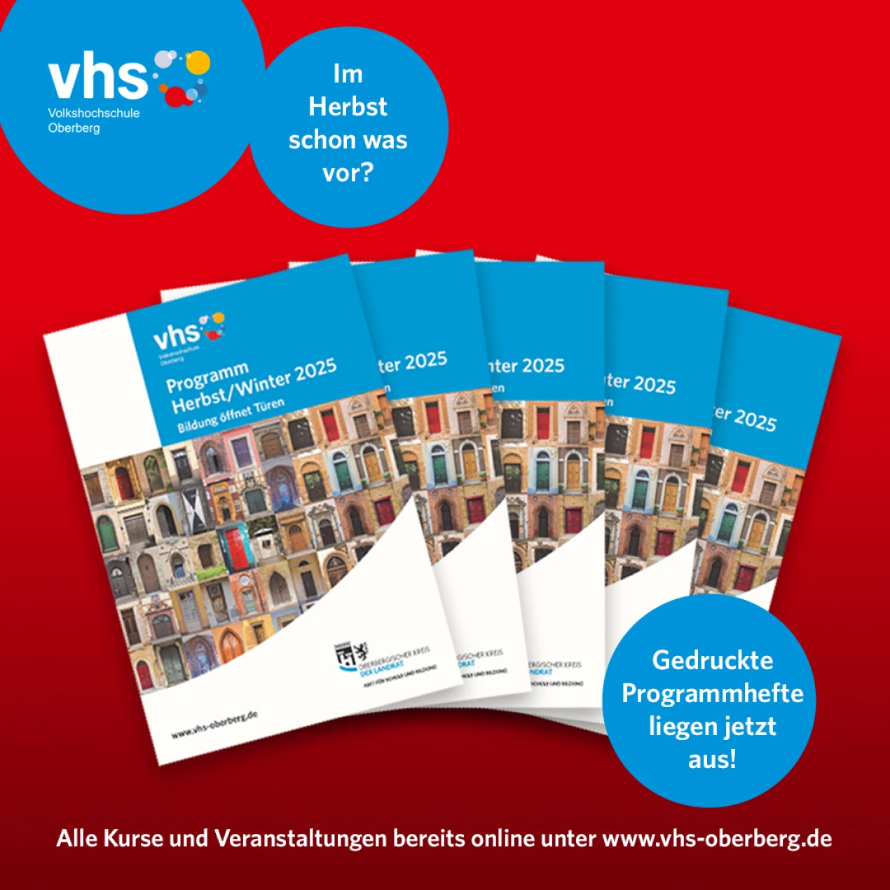 Die VHS Programmhefte mit allen Kursen des neuen Herbstsemesters 2025 liegen jetzt kostenlos zum Mitnehmen aus. (Foto: OBK)
