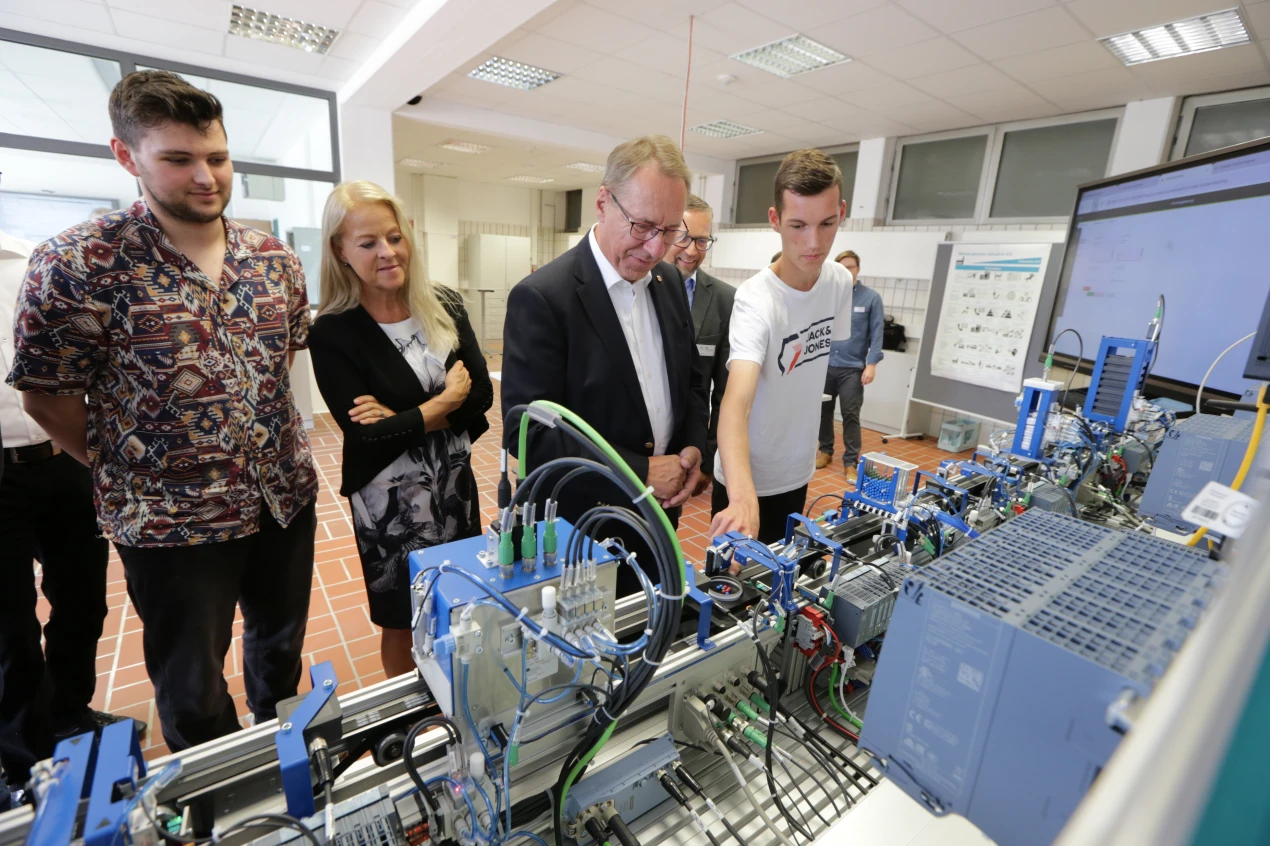 Landrat Jochen Hagt und Bildungsdezernentin Birgit Hähn bezeichnen das Industrie 4.0-Schülerlabor als großartiges Angebot für praxisnahes Lernen und Arbeiten. (Foto: OBK)