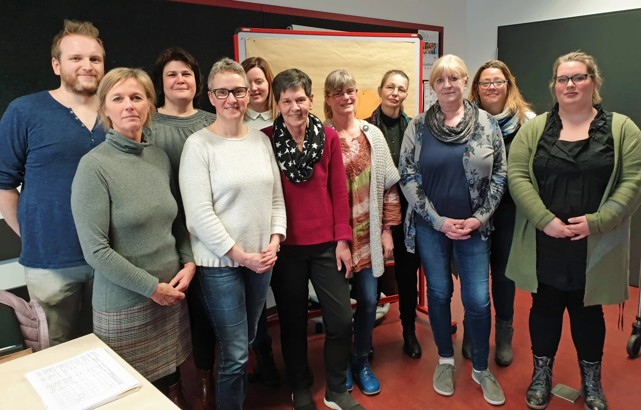 Zertifiziert: Die Dozentinnen und Dozenten freuen sich mit den neun erfolgreich qualifizierten Hygienebeauftragten. (Foto: AGewiS) 