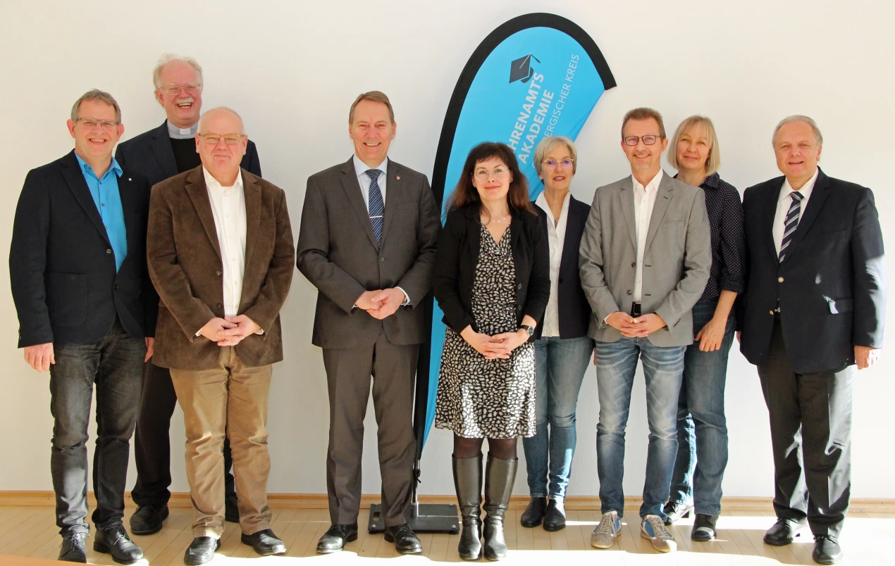 Kooperationspartner der Ehrenamts-Akademie (v.l.n.r.): Thomas Dörmbach, Leiter der Familienbildungsstätte Haus der Familie in Wipperfürth; Christoph Bersch, Kreisdechant; Schulreferent Matthias Weichert; Landrat Jochen Hagt; Sylvia Asmussen, Leitung Unterstützung des Ehrenamtes; Renée Scheer, Leiterin der Volkshochschule Oberberg; Dr. Bernhard Wunder, Leiter des kath. Bildungswerks Oberberg; Maren Berges, Koordinatorin Ev. Erwachsenenbildungswerk Nordrhein e.V., Ev. Kirchenkreis An der Agger; Jürgen Knabe, Superintendent des Ev. Kirchenkreises an der Agger. (Foto: OBK)