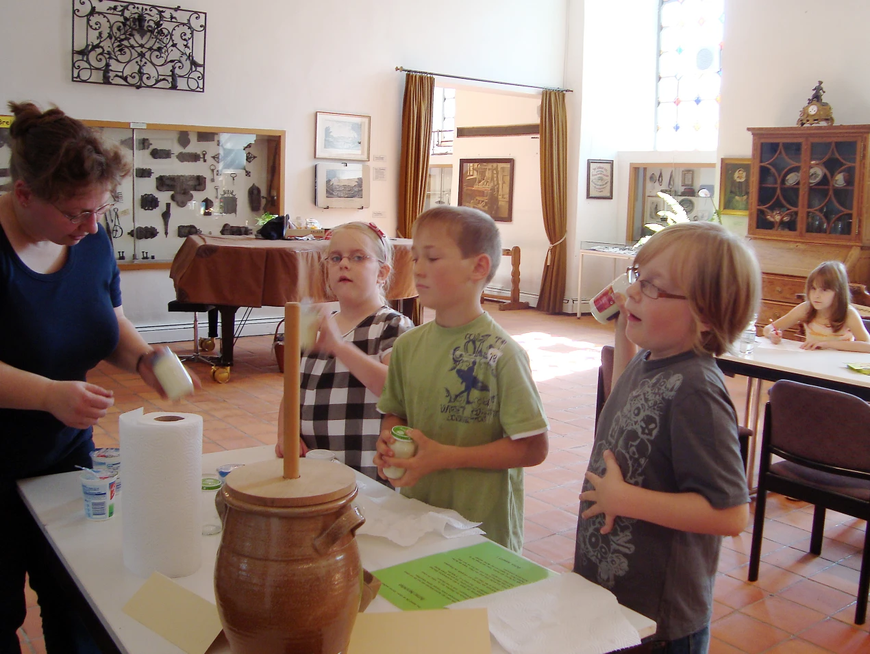 Butterbrot macht Wangen rot: Kinder beim Herstellen von Butter im Heimatmuseum Hückeswagen. (Foto: OBK)