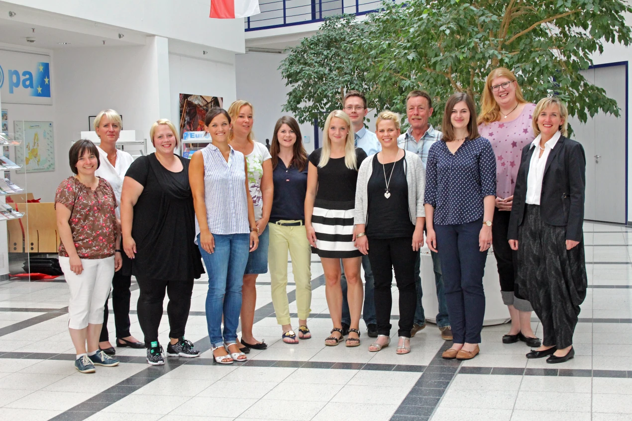 Zehn neue Lehrkräfte werden im neuen Schuljahr in Oberbergs Grundschulen unterrichten. Die Schulaufsichtsbeamtinnen Maria Engelhard (2.v.l) und Gabriele Zimmermann (1.v.r) sowie Personalratsmitglied Gerd Koch (4.v.r.) gratulierten im Kreishaus. (Foto: OBK)