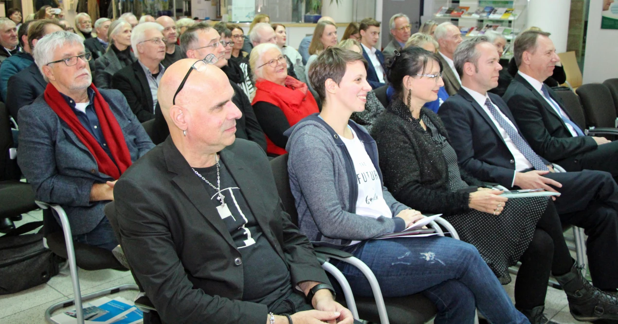Das Publikum und die ausgezeichneten Künstlerinnen (1. Reihe) neben Kreisdirektor Klaus Grootens und Landrat Jochen Hagt haben die Feierstunde genossen. (Foto: OBK)  